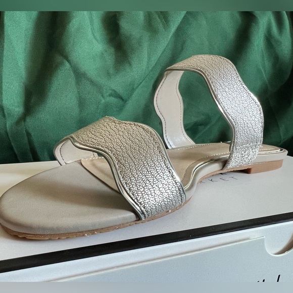 White House Black Market size 6.5 sandals NWT - Picture 2 of 6